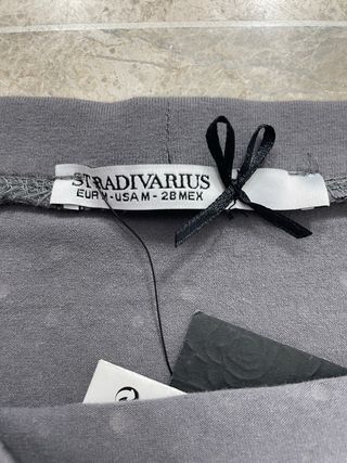 Falda Stradivarius gris con pedrería