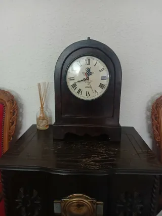 Reloj de sobremesa antiguo de madera
