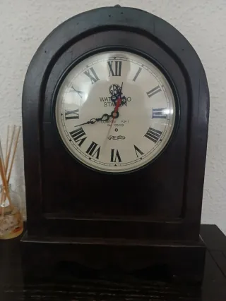 Reloj de sobremesa antiguo de madera