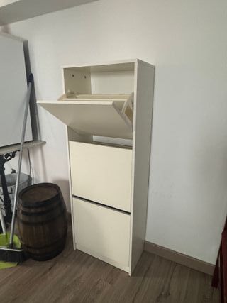 Zapatero blanco y madera