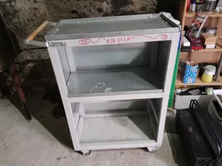 Carro de hierro con ruedas