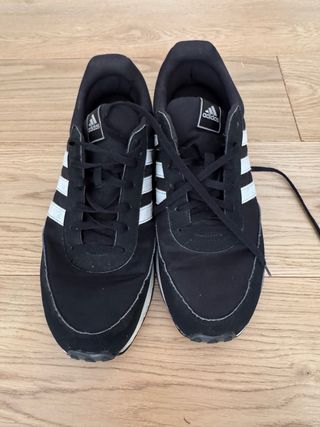 Zapatillas Adidas Negras y Blancas