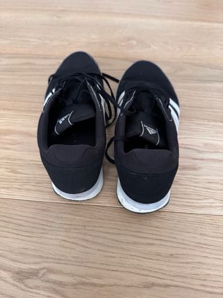 Zapatillas Adidas Negras y Blancas
