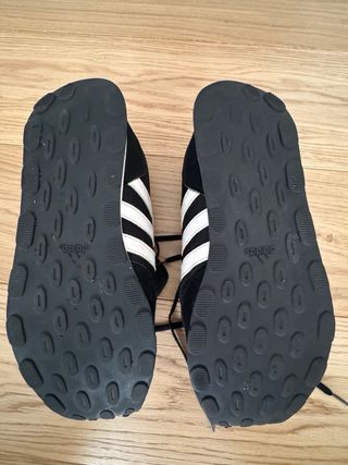 Zapatillas Adidas Negras y Blancas