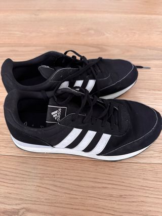 Zapatillas Adidas Negras y Blancas