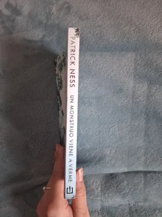 Libro Un monstruo viene a verme