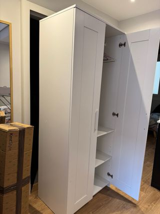 Armario blanco de madera