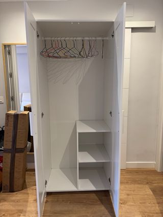 Armario blanco de madera