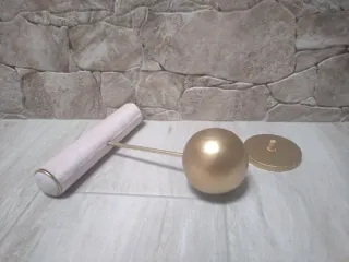 Soporte para pulseras dorado y rosa