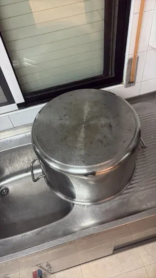 Olla grande de metal