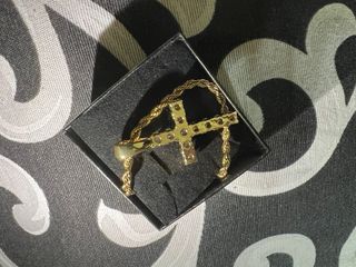 Collana con croce e zirconi