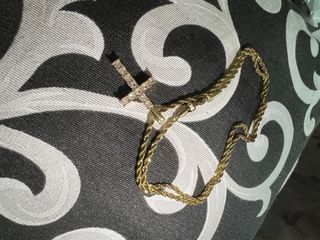 Collana con croce e zirconi