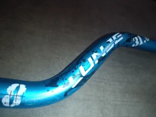 Manillar de bicicleta o patín azul 31.8