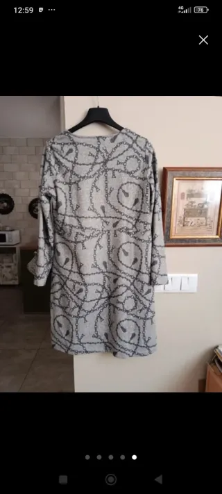 Vestido de invierno gris con estampado de cadenas