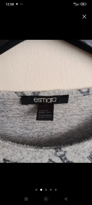 Vestido de invierno gris con estampado de cadenas