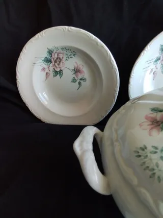 Porzelanit, sopera y platos