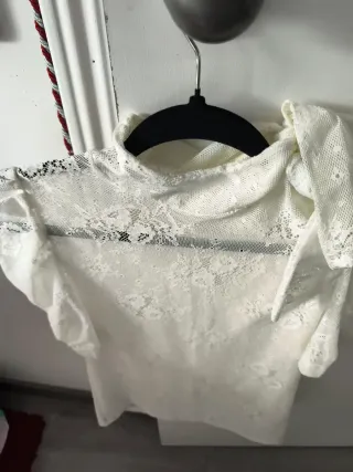 Blusa de encaje blanca talla S