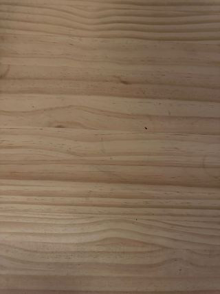 Escritorio de madera con patas metálicas