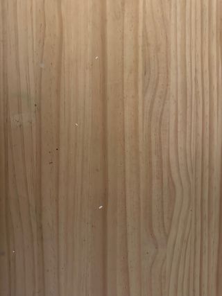 Escritorio de madera con patas metálicas