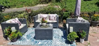 Salón de jardín con cojines y alfombra