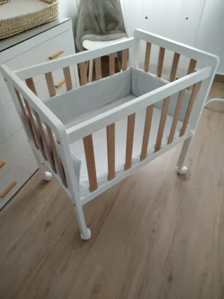 Minicuna blanca con ruedas