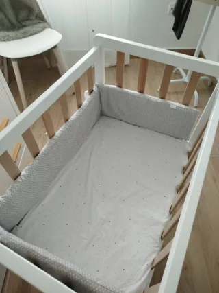 Minicuna blanca con ruedas