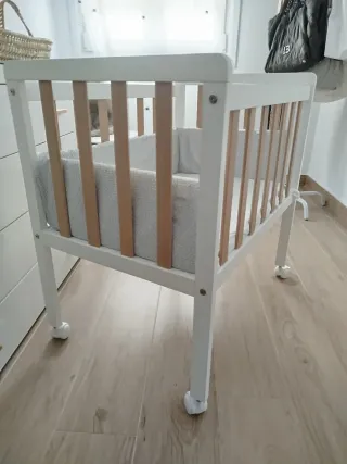 Minicuna blanca con ruedas