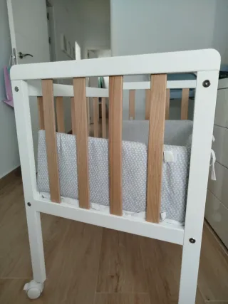 Minicuna blanca con ruedas