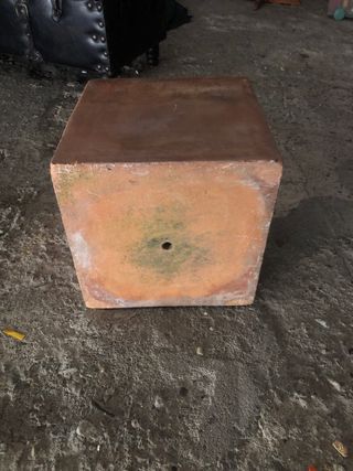 Maceta antigua de terracota con diseño floral