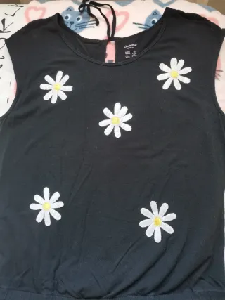 Mono negro de Esmara, con flores