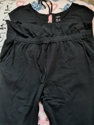 Mono negro de Esmara, con flores