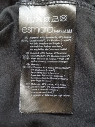 Mono negro de Esmara, con flores