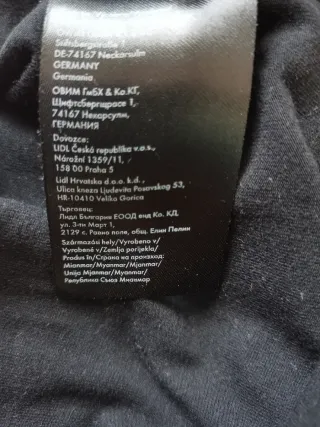 Mono negro de Esmara, con flores