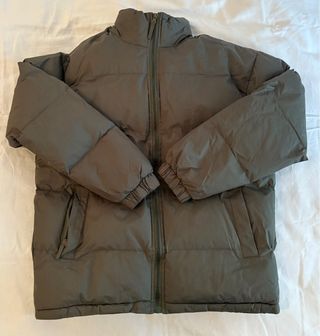 Cazadora acolchada verde oliva con capucha