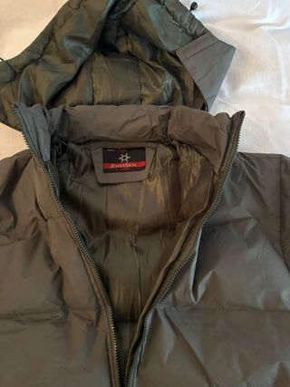 Cazadora acolchada verde oliva con capucha