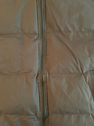 Cazadora acolchada verde oliva con capucha