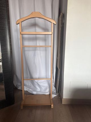 Perchero de pie de bambú y madera