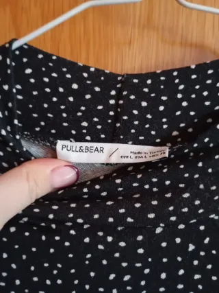 Vestido negro corto lunares manga larga.