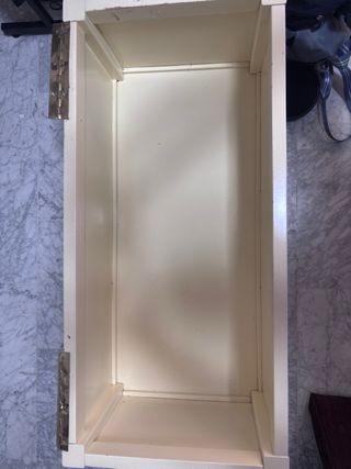 Baúl de madera y tela beige