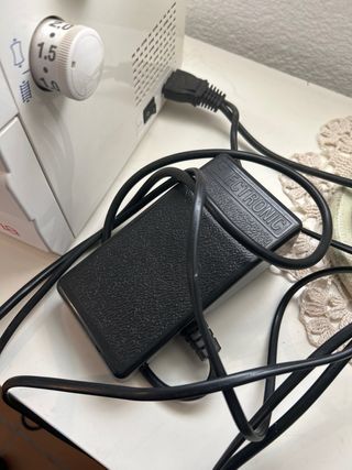 Máquina de coser doble puntada Elna Easycover