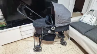 Cochecito de bebé gris y negro