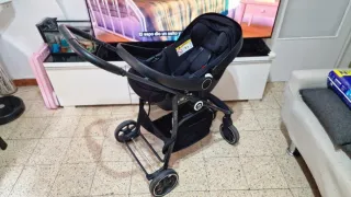 Cochecito de bebé gris y negro