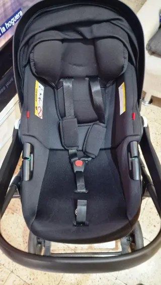 Cochecito de bebé gris y negro