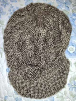 Gorro tejido a mano con visera y detalle floral