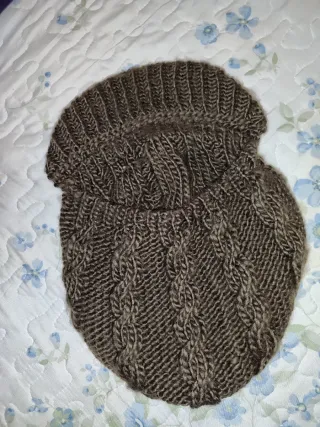 Gorro tejido a mano con visera y detalle floral
