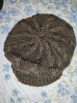 Gorro tejido a mano con visera y detalle floral