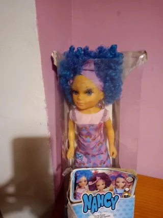 Muñeca Nancy pelo azul y vestido morado