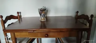 Mesa de madera y 4 sillas
