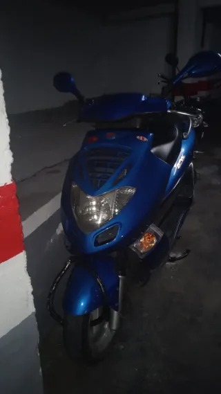 Moto Scooter Azul Automática 125, precio algo nego
