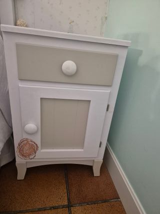 Mesilla de noche madera blanca y beige